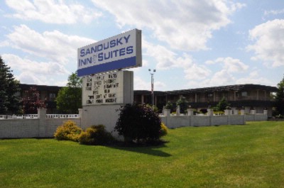 Sandusky Inn & Suites - 