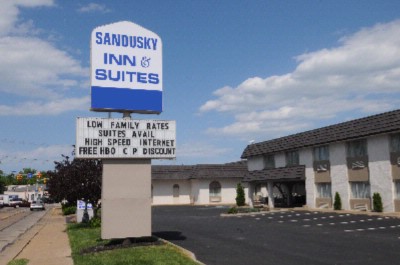 Sandusky Inn & Suites - Entrance