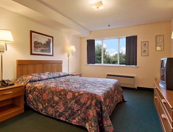 Days Inn & Suites - Hotel Bedroom