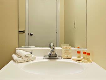 Days Inn & Suites - Hotel Bathroom
