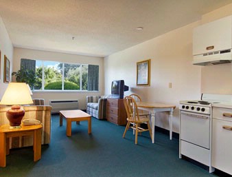 Days Inn & Suites - Hotel Efficiency Living Room
