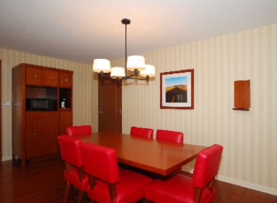 Four Points by Sheraton Ontario Rancho Cucamonga - Executive Suite Dining Area