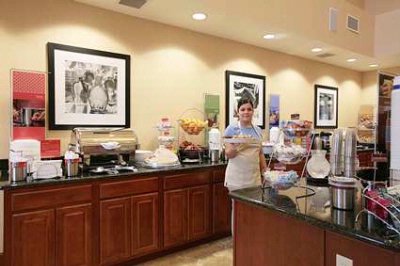 Hampton Inn & Suites Woodland - Breakfast Area