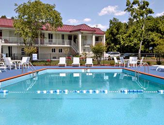 Days Inn / Airport - Pool Open During Summer Season