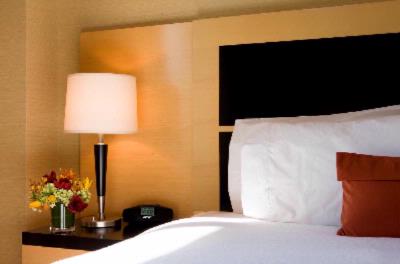 Hampton Inn 35th Street / Empire State Building - Clean Crisp Bedding