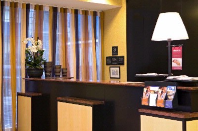 Hampton Inn 35th Street / Empire State Building - Front Desk