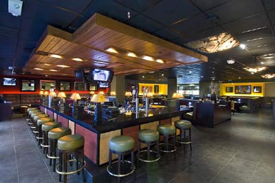 Holiday Inn San Francisco Airport North - Houlihan's Lounge Is Fun Energetic And A Great Place To Watch Sporting Events