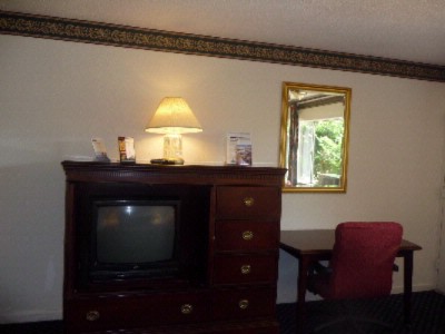 Travelodge - Armoir With Movable Desk