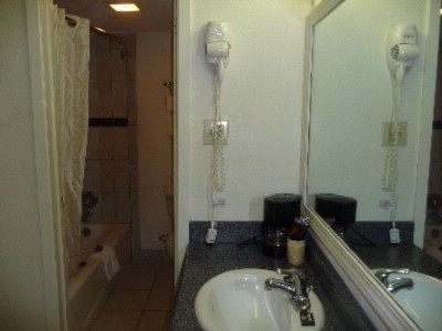 Travelodge - Vanity And Bath Area