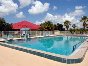 Ramada Orlando / Kissimmee - Pool Area