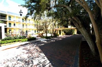 Maison St. Charles - Courtyard And Main Drive