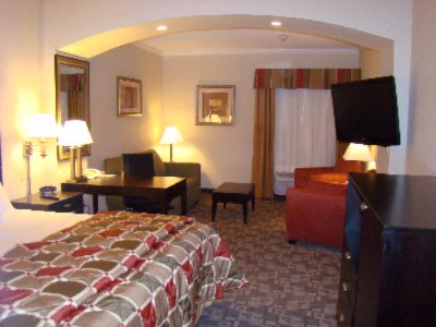 La Quinta Inn & Suites Garland Harbor Point - Extended King Room Gives You Even More Room To Stretch Out And Relax After A Busy Day Or Night Of Fun In Garland