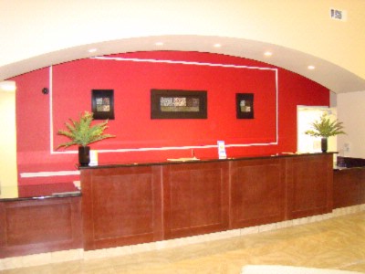 La Quinta Inn & Suites Garland Harbor Point - Our Friendly Staff Will Welcome You In Our Well-appointed Lobby Area