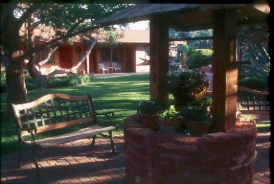 Sky Ranch Lodge - Immaculate Landscaping And Courtyards