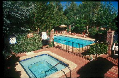 Sky Ranch Lodge - Enjoy Our Heated Pool And Jacuzzi