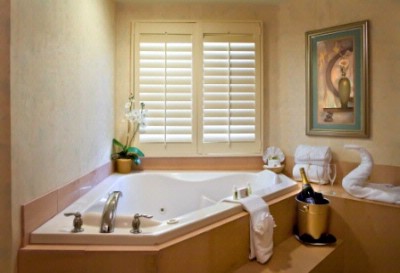 Doubletree Guest Suites Doheny Beach - Our Riviera Suites Feature Full Spa-jetted Bath Tubs In Addition To The Shower.