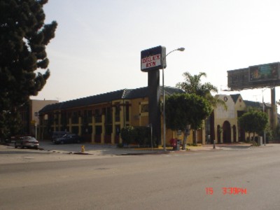 De Lux Inn - Parking Lot And Lobby Entrance
