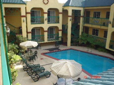 De Lux Inn - Swimming Pool Area