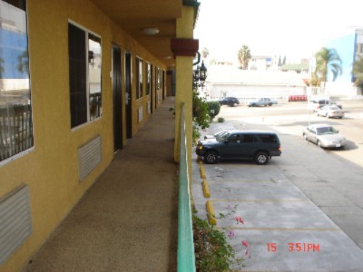 De Lux Inn - Back Parking Lot