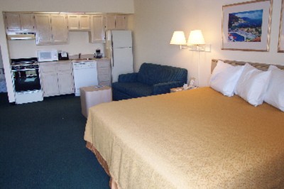 Quality Inn & Suites Golf Resort - Deluxe Efficiency King Bed Full Kitchen