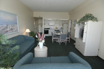 Quality Inn & Suites Golf Resort - One Bedroom Suite Living And Dinning Area