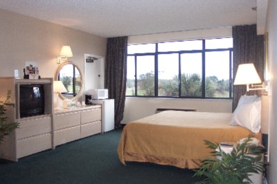 Quality Inn & Suites Golf Resort - Standard King Bed With Private Balcony