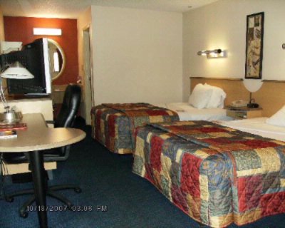 Red Roof Inn - 