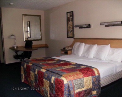 Red Roof Inn - 