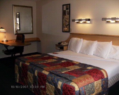 Red Roof Inn - 