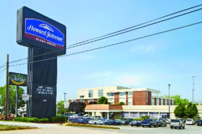 Howard Johnson Plaza - 