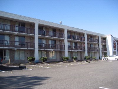 Red Roof Inn - 