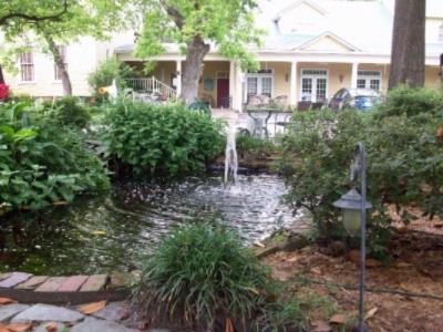 The Historic Statesboro Inn & Restaurant - One Of Our Gardens With Fountain