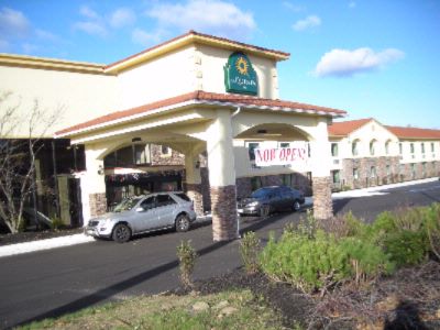 La Quinta Inn & Suites - Front Entrance Of La Quinta Inn