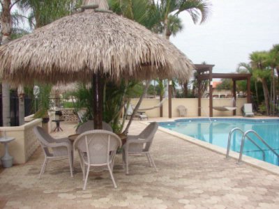 Tahitian Inn Cafe & Spa - Pool Side Tiki Bar