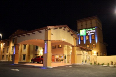 Holiday Inn Express & Suites - Hotel Exterior