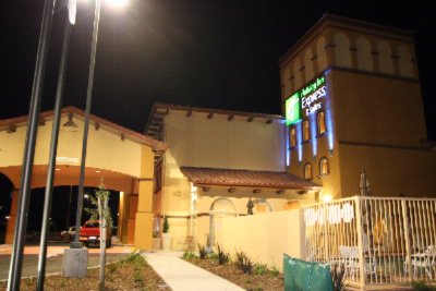 Holiday Inn Express & Suites - Hotel Exterior