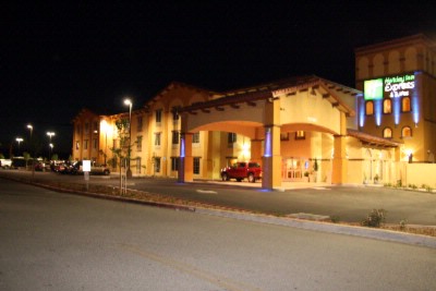 Holiday Inn Express & Suites - Hotel Exterior