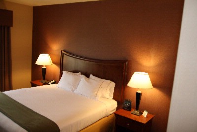 Holiday Inn Express & Suites - 
