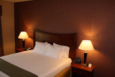 Holiday Inn Express & Suites - 