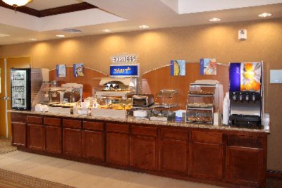 Holiday Inn Express & Suites - 