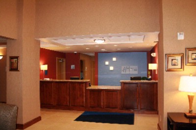 Holiday Inn Express & Suites - Hotel Lobby