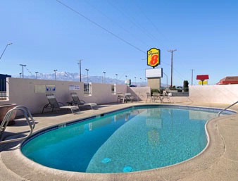 Super 8 - Seasonal Outdoor Pool
