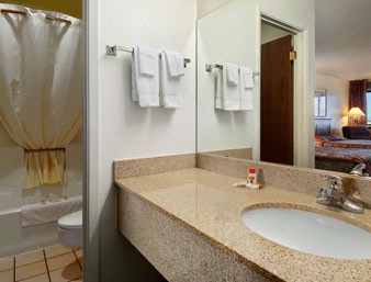 Super 8 - Standard Bathroom
