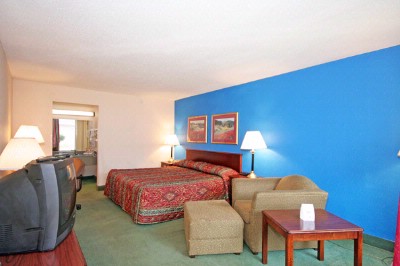 Econo Lodge Inn & Suites - 