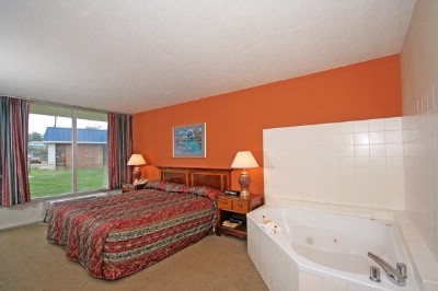 Econo Lodge Inn & Suites - 