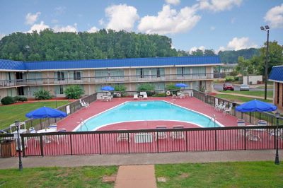 Econo Lodge Inn & Suites - 