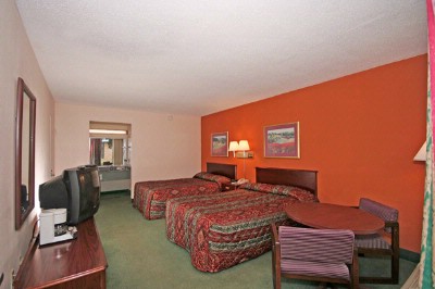 Econo Lodge Inn & Suites - 