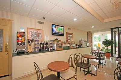 Econo Lodge Inn & Suites - 