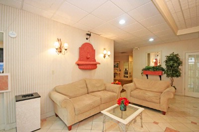 Econo Lodge Inn & Suites - 
