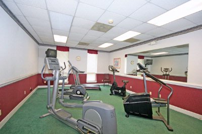 Econo Lodge Inn & Suites - 